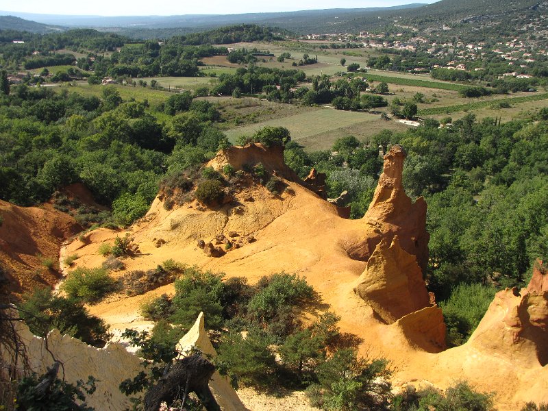 colorado provencal_cheminees de fees.jpg - Deze rotsformaties zijn jarenlang gebruikt voor de productie van oker.